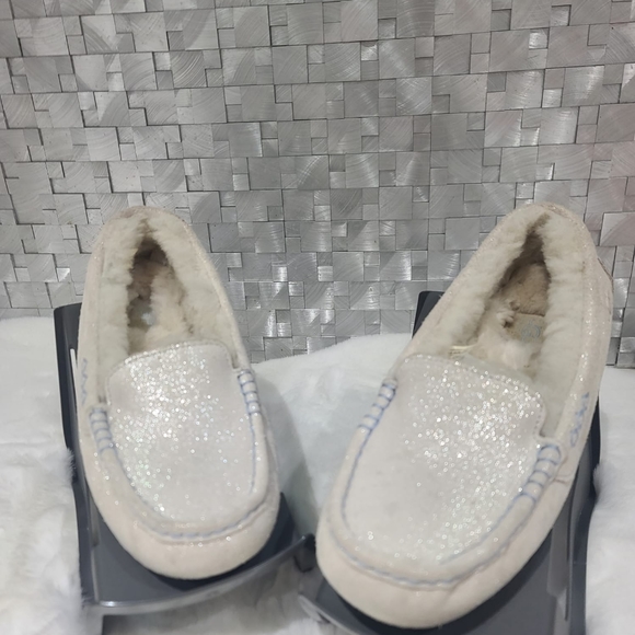 UGG I do Moccasins US 6 EUR 37 - Picture 1 of 9